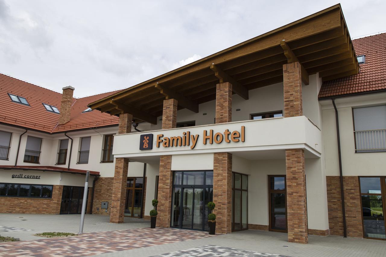 Family-Hotel Balástya 外观 照片